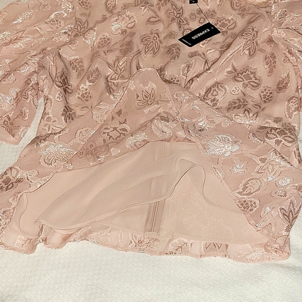 EXPRESS Dusty Light Pink Jacquard Floral Flutter Sleeve Top Blouse Small NWT - Picture 5 of 10